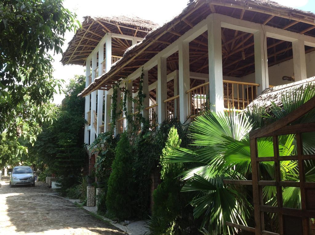 Mangga Lodge Bira Buitenkant foto