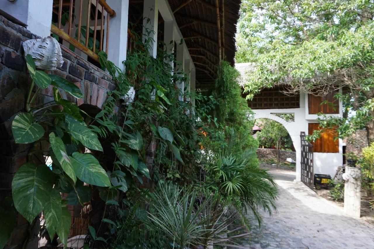 Mangga Lodge Bira Buitenkant foto